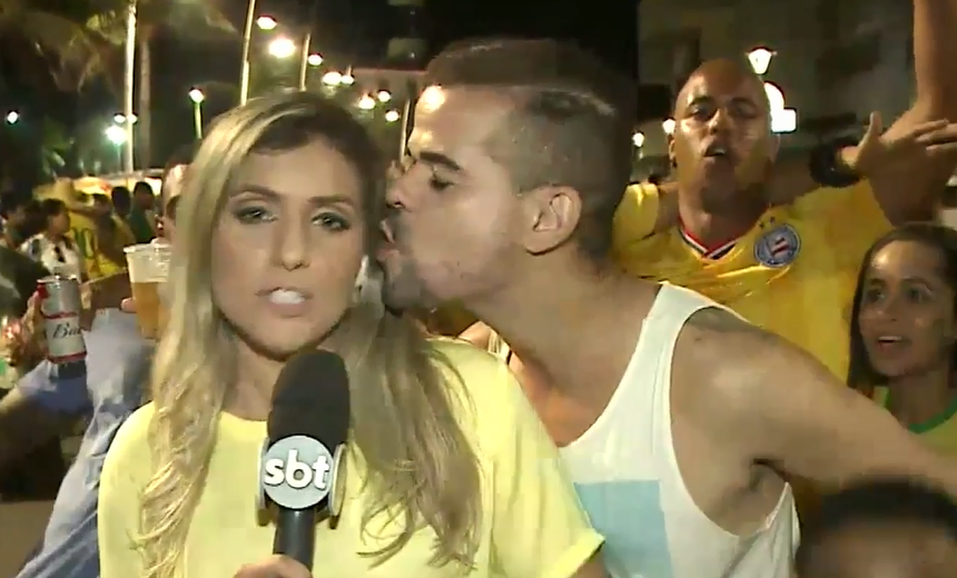 Repórter da TV Aratu é beijada ao vivo e levanta polêmica: assédio ou não? Vote