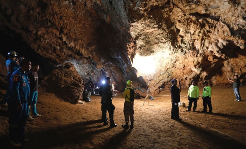 Desaparecidos há nove dias são encontrados vivos em caverna na Tailândia