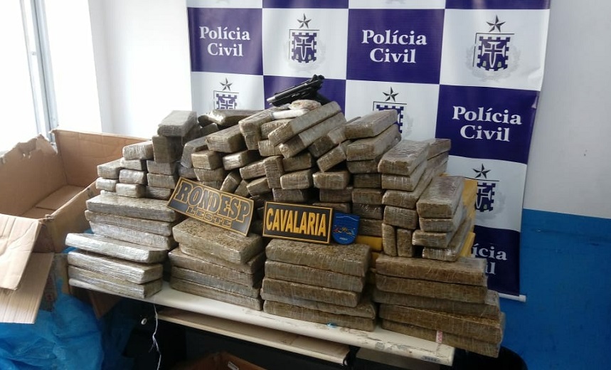 PM apreende 300 quilos de maconha e pistola de uso restrito em Feira de Santana