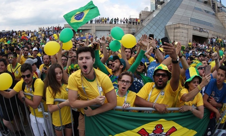 Em Kazan, torcida recepciona seleção brasileira para jogo decisivo com a Bélgica