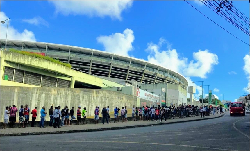 Torcedores formam fila quilométrica para comprar ingressos para final da Copa do Nordeste