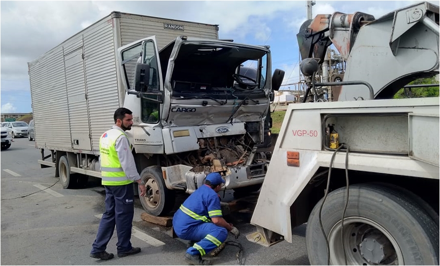 Quatro são resgatados das ferragens após acidente que congestionou a BA-526