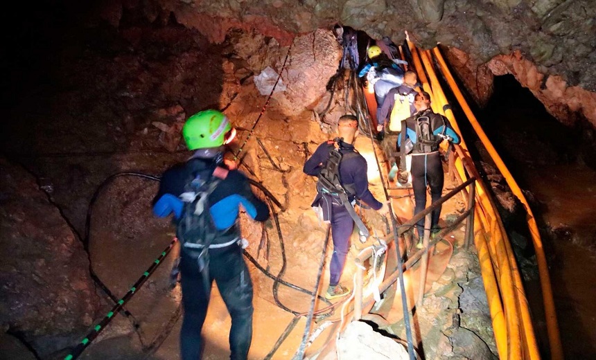 Operação para resgatar grupo preso em caverna é iniciada na Tailândia