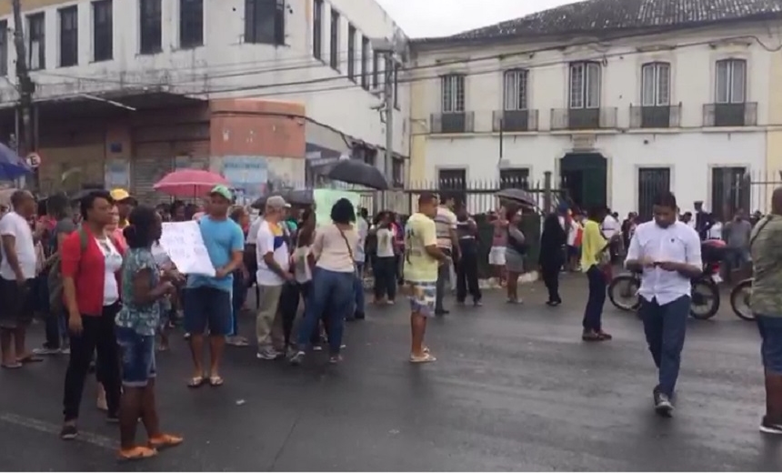 Pais de alunos fazem manifestação na frente da Casa Pia e Colégio dos Órfãos na Calçada