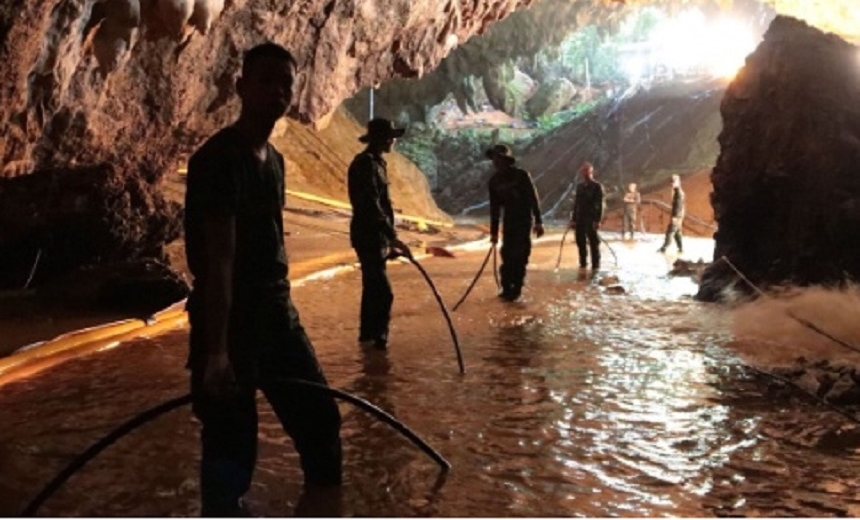 Equipe de salvamento resgata quinto jovem em caverna na Tailândia