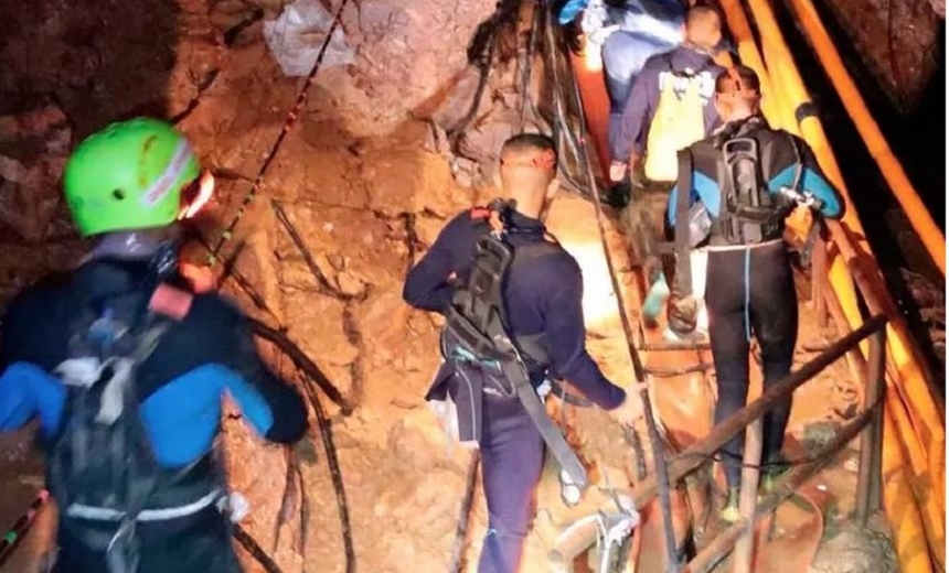 Operação de resgate de adolescentes e treinador é retomada em caverna na Tailândia