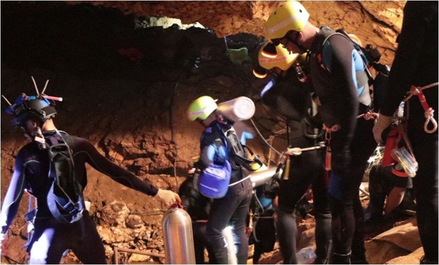 Mais três pessoas são retiradas de caverna na Tailândia; restam duas