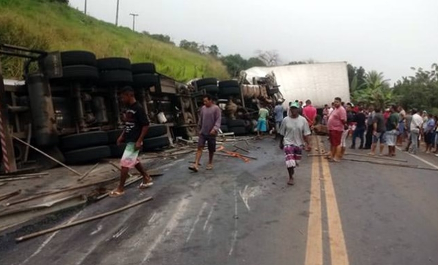 Acidente entre carretas e Kombi deixa cinco vítimas na BR-101, em Ibirapitanga