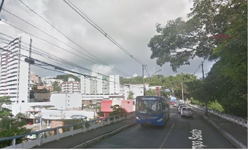 Acidente envolvendo carro e ônibus deixa ferido na Federação; trânsito fica congestionado