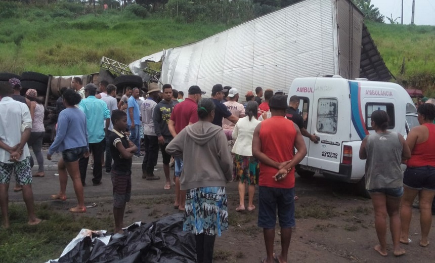 PRF confirma cinco mortes em acidente que envolveu caminhões e Kombi na BR-101