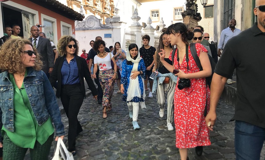 Vencedora do Prêmio Nobel da Paz em 2014, Malala Yousafzai visita Salvador