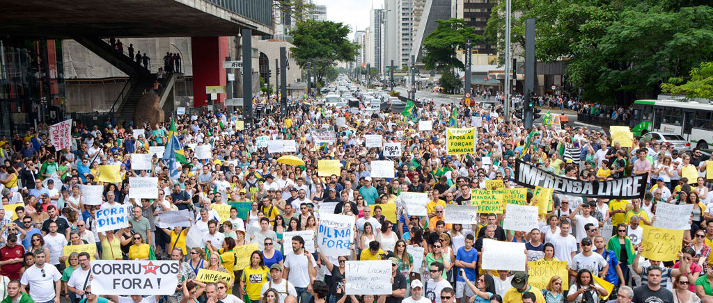 Um milhão e meio de pessoas protestaram contra Dilma no Brasil