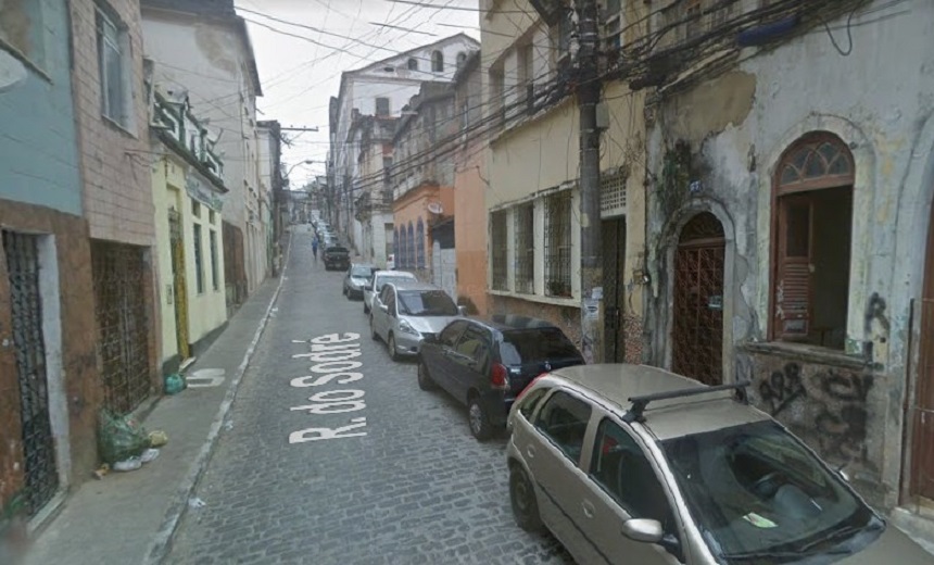 Casarão desaba no Centro Histórico de Salvador; morador é resgatado por bombeiros