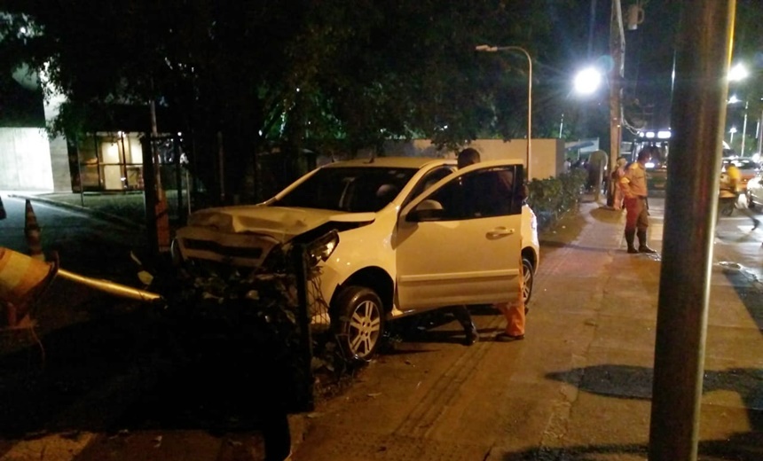 Urgente: acidente em frente a ponto de ônibus deixa ao menos dois feridos na Paralela