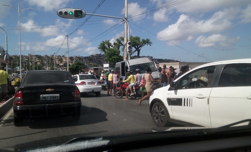 Após colidir em van, caçamba invade residência em São João do Cabrito