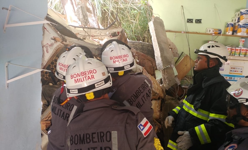 Bombeiros resgatam três vítimas de acidente na Suburbana