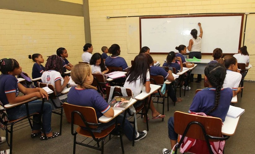 Escolas que não executarem hino nacional semanalmente serão multadas