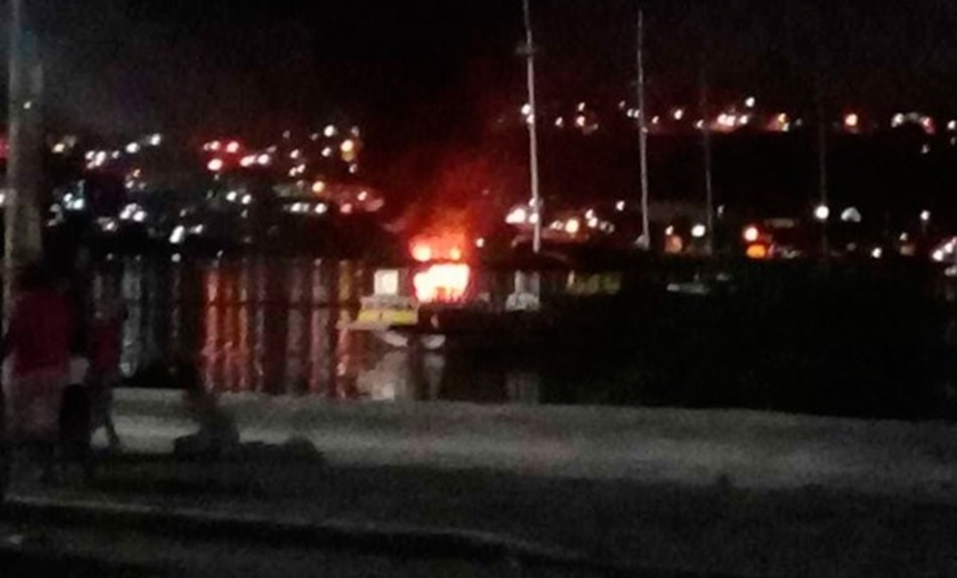 Embarcação pega fogo no mar da Ribeira; não houve vítimas