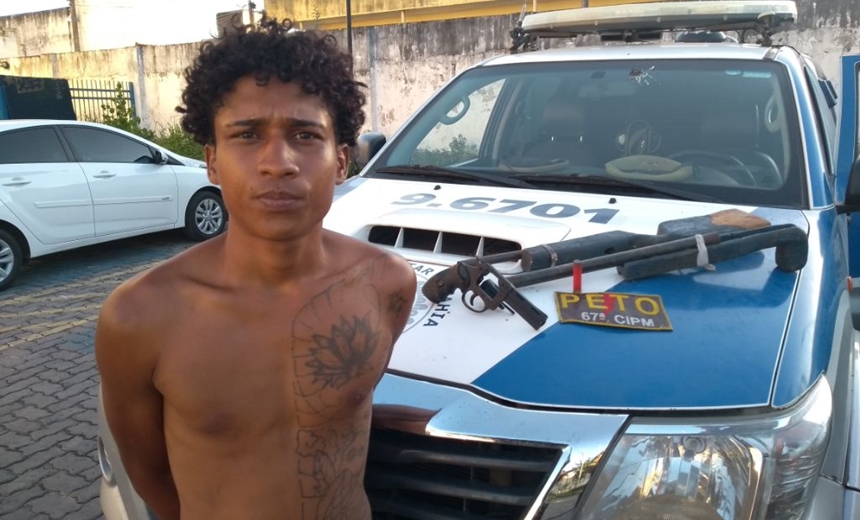 Jovem de 24 anos é preso com espingardas e revólver em Feira de Santana