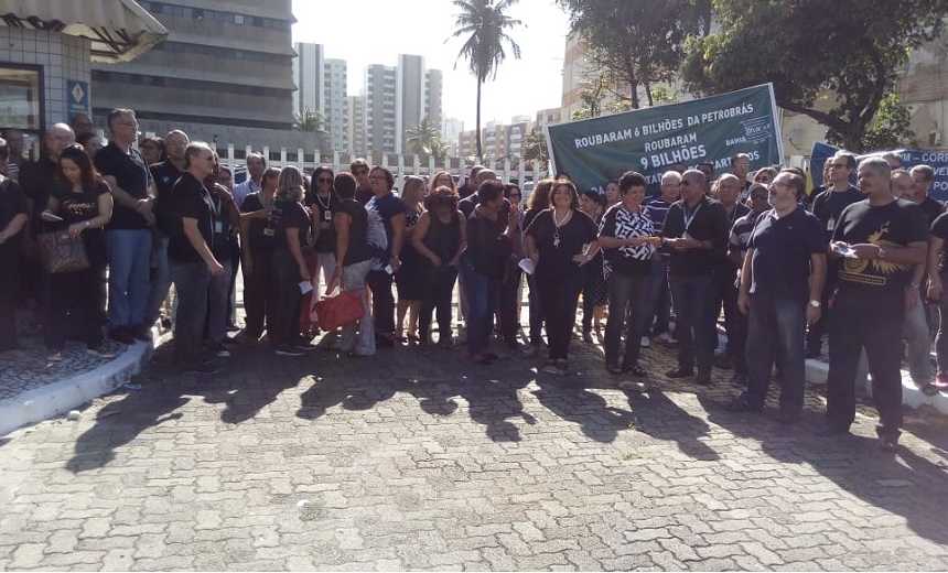 Por alterações em Fundo de Pensão, funcionários dos Correios realizam protesto na Pituba