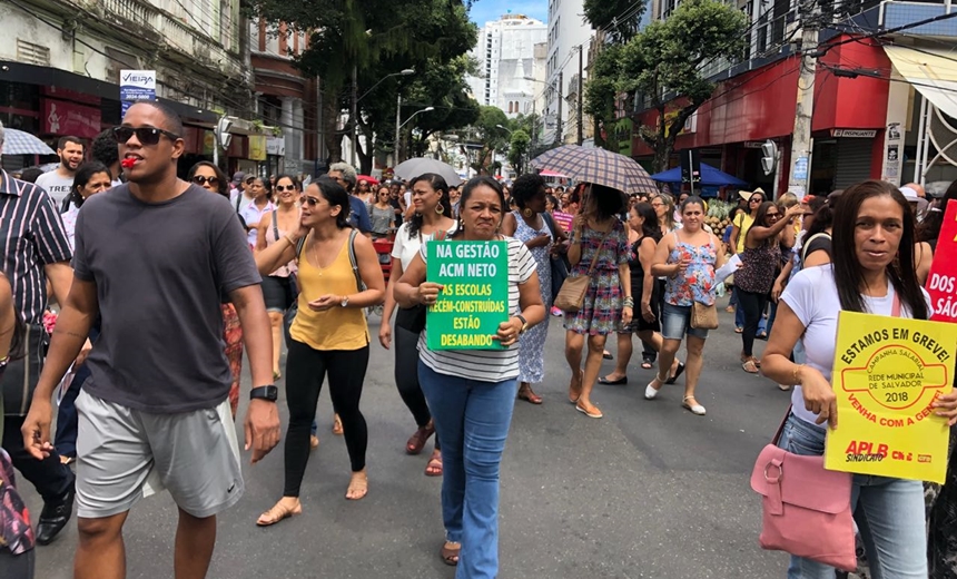 Professores municipais entram no sexto dia de greve e fazem manifestação no Centro