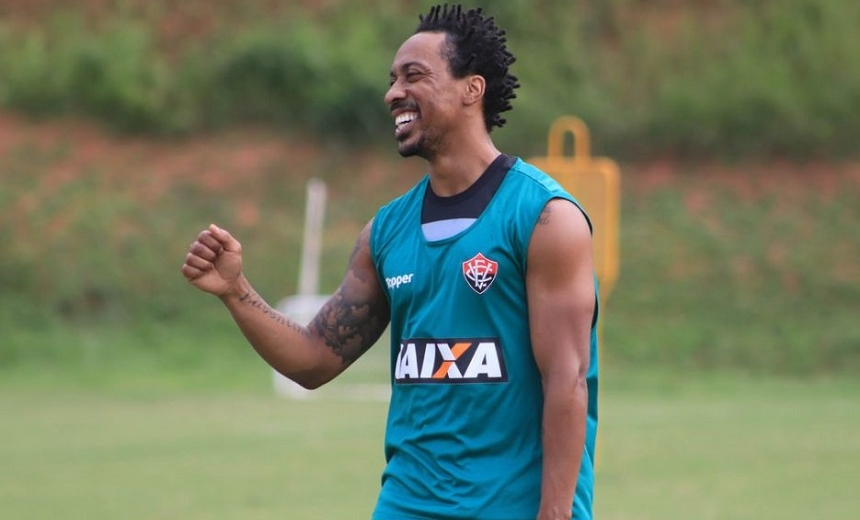 No retorno do Brasileirão, Vitória enfrenta hoje o Paraná; novos contratados estão aptos