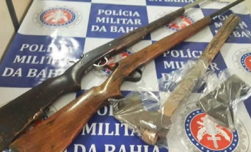 Jovem mata pai com golpes de machado e enterra corpo com ajuda da mãe