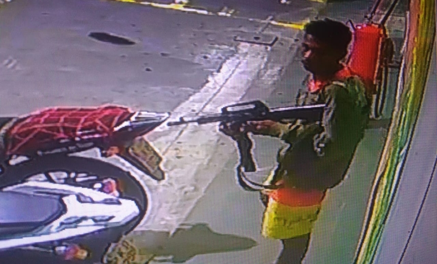 Homens assaltam clientes e funcionários de posto com arma longa na BR-324; assista