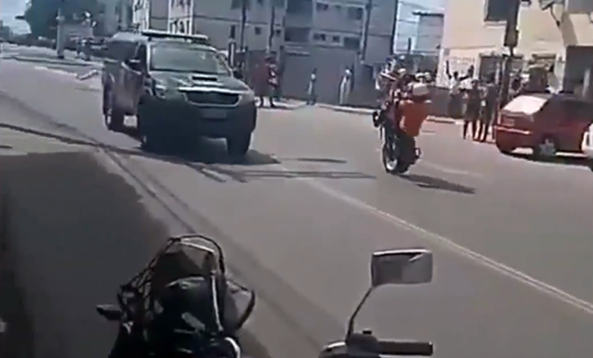 Homem empina moto ao lado de viatura da Rondesp em Salvador; assista