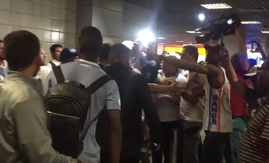 Assessoria do Bahia se manifesta após confusão no aeroporto de Salvador; veja vídeos