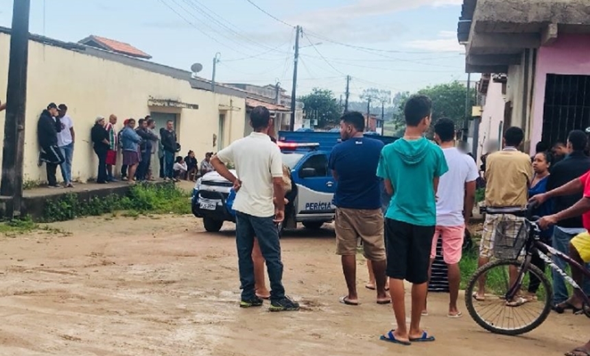 Três homens são mortos na frente de duas crianças dentro de casa em Eunápolis