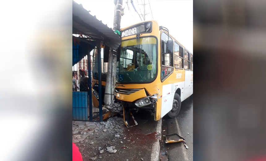 Acidente envolvendo carro e ônibus deixa trânsito lento na Avenida Suburbana