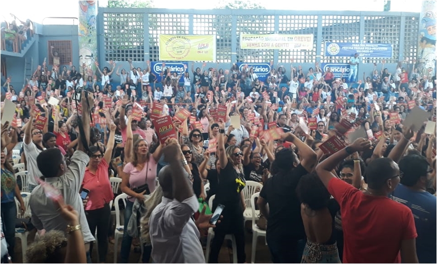 Em nova assembleia, professores da rede municipal de Salvador decidem manter greve