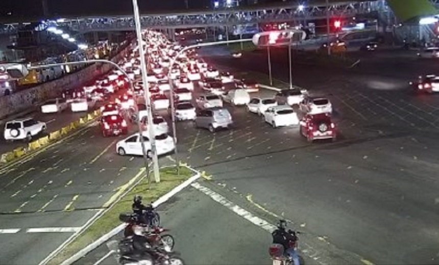 VÍDEO: Após invadir sinal, motociclista se envolve em acidente na Avenida ACM