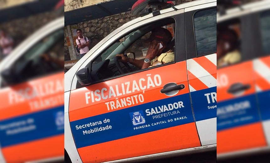 Agente da Transalvador é flagrado falando ao celular enquanto dirige; órgão se pronuncia