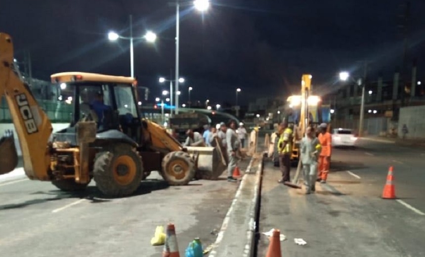 Divisor de pista é construído na saída da Avenida Paralela no sentido da Estação Rodoviária