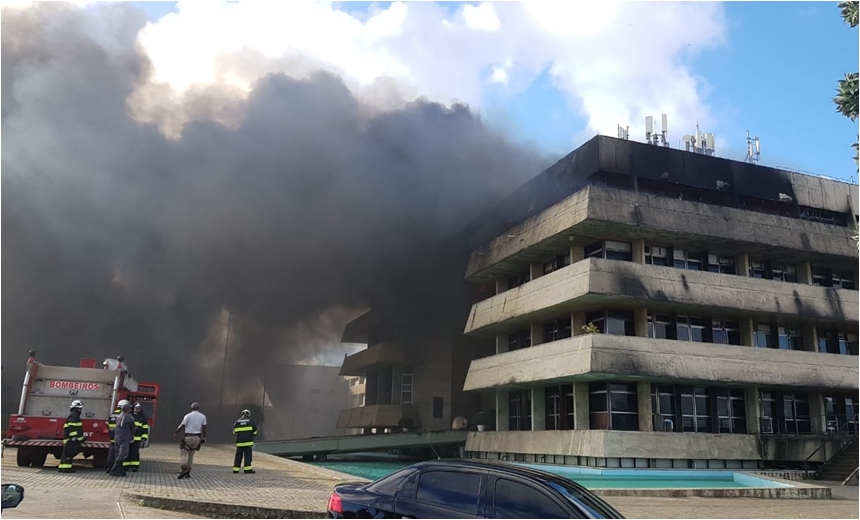 Prédio da ALBA no CAB é atingido por incêndio; veja vídeo