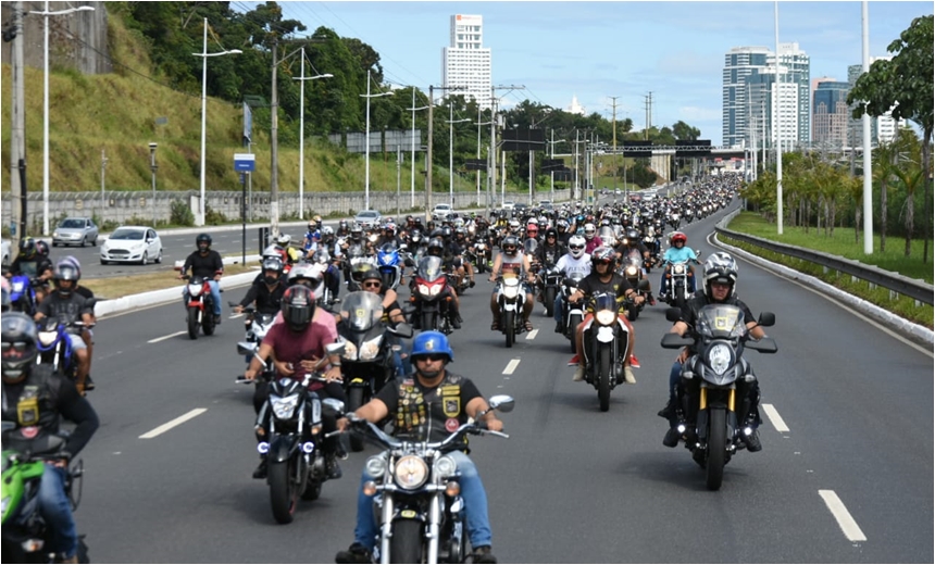 Carreata de motociclistas desperta atenção pelas ruas de Salvador