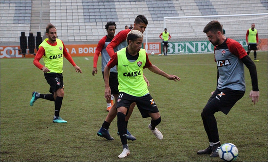 Na Arena da Baixada, Vitória busca desencantar no Brasileirão diante do Atlético-PR