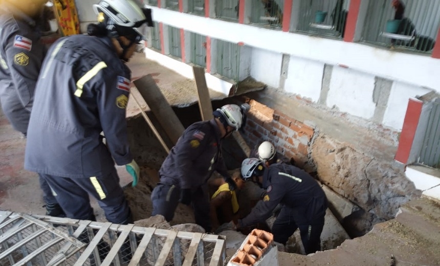 Homem fica soterrado após piso de imóvel em construção ceder no bairro de Itapuã