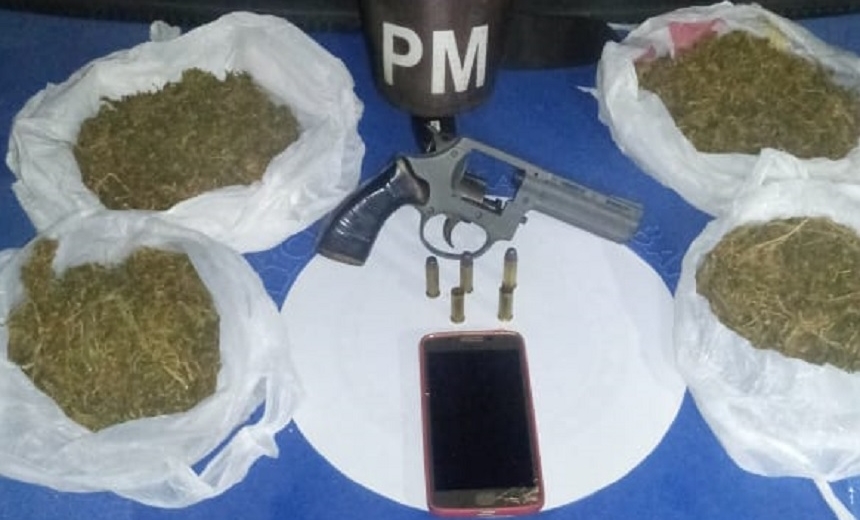 Adolescente de 14 anos é flagrado com sacos de maconha e revólver na Liberdade