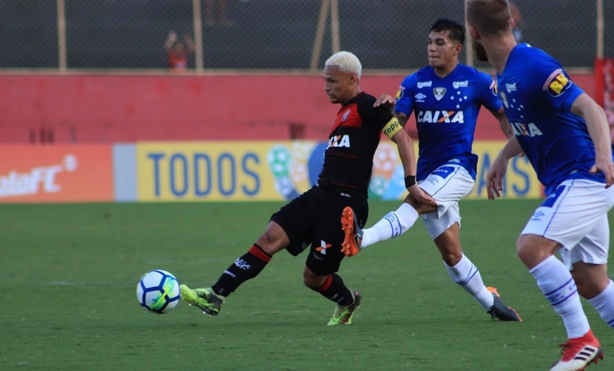 No Barradão, Vitória e Cruzeiro fazem jogo movimentado e empatam em 1 a 1