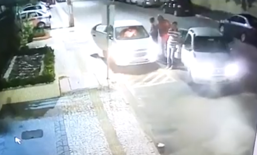 Carro de motorista de aplicativo é roubado na porta de condomínio em Piatã; assista