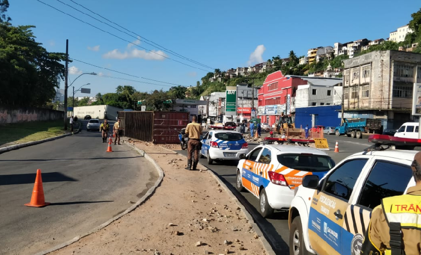 Container se desprende de caminhão e cai no meio da pista na Avenida Jequitaia