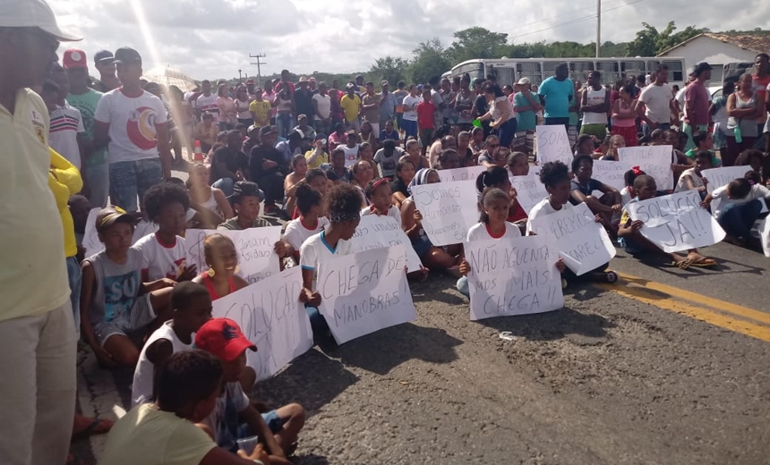 Amigos e familiares de vítimas de acidente na BR-116 protestam por melhorias na via