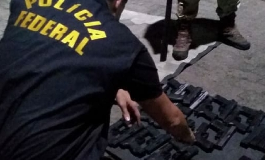 PM e PF interceptam carro com 21 pistolas em tanque de combustível, na Linha Verde