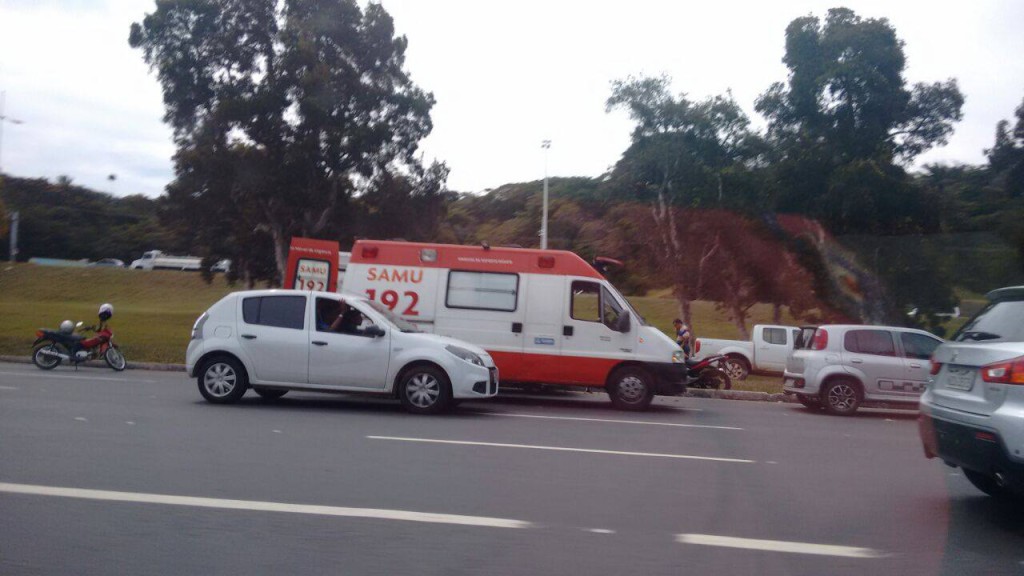 Colisão envolvendo carro, moto e ônibus deixa um ferido na Avenida Paralela