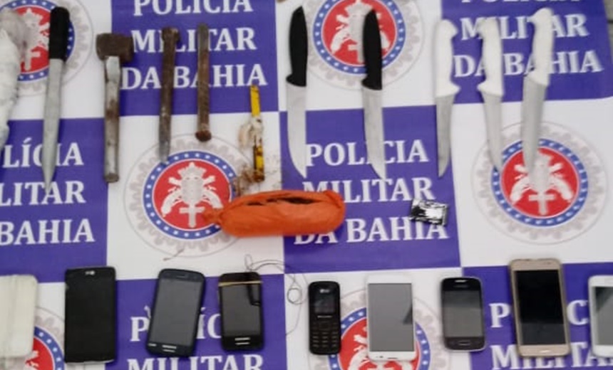 Operação conjunta apreende mais de 50 celulares e facas em presídio