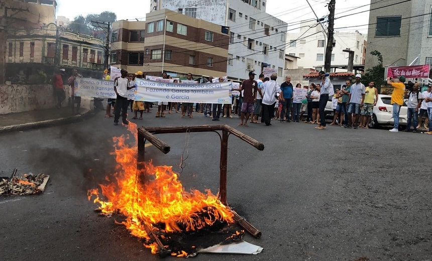 Protesto de moradores deixa trânsito interditado no bairro do Garcia