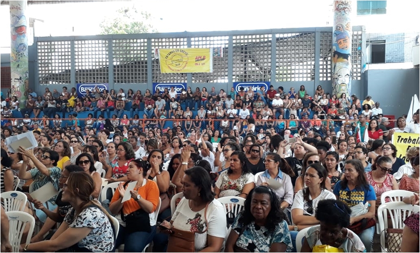 Professores da rede municipal de Salvador encerram greve; aulas retornam nesta terça